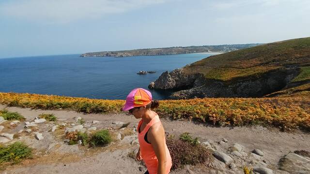 Marche sur le sentier côtier à la Pointe du Raz